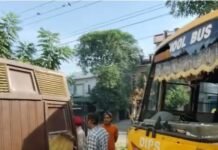 जालंधर में बेकाबू स्कूल बस घर में घुसी, मेन गेट तोड़ा; दीवारों में आईं दरारें