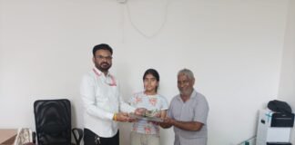 “जालंधर कैंट स्टेशन पर छूटे एक लाख से अधिक नकद और महत्वपूर्ण दस्तावेजों से भरे बैग को रेल कर्मचारी ने सुरक्षित लौटाया”