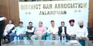 जिला बार परिसर में विकास को मिली नई रफ्तार, मेयर वनीत धीर ने हाई मास्ट लाइटों का किया उद्घाटन